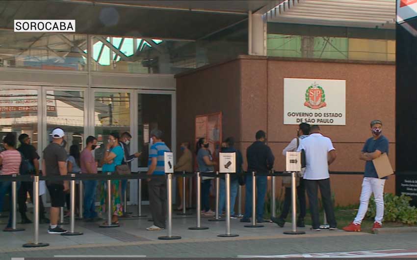 Aglomeração em frente ao Poupatempo Sorocaba