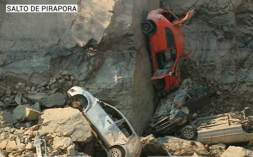 Carros abandonados em Pedreira