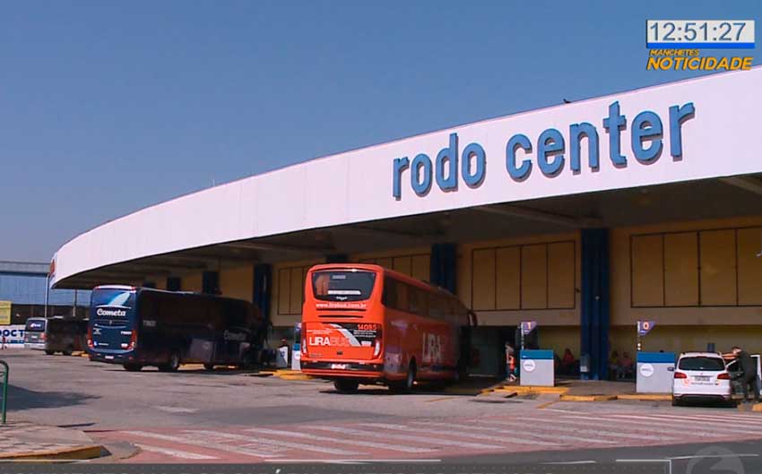 Movimento na rodoviária antes do feriado