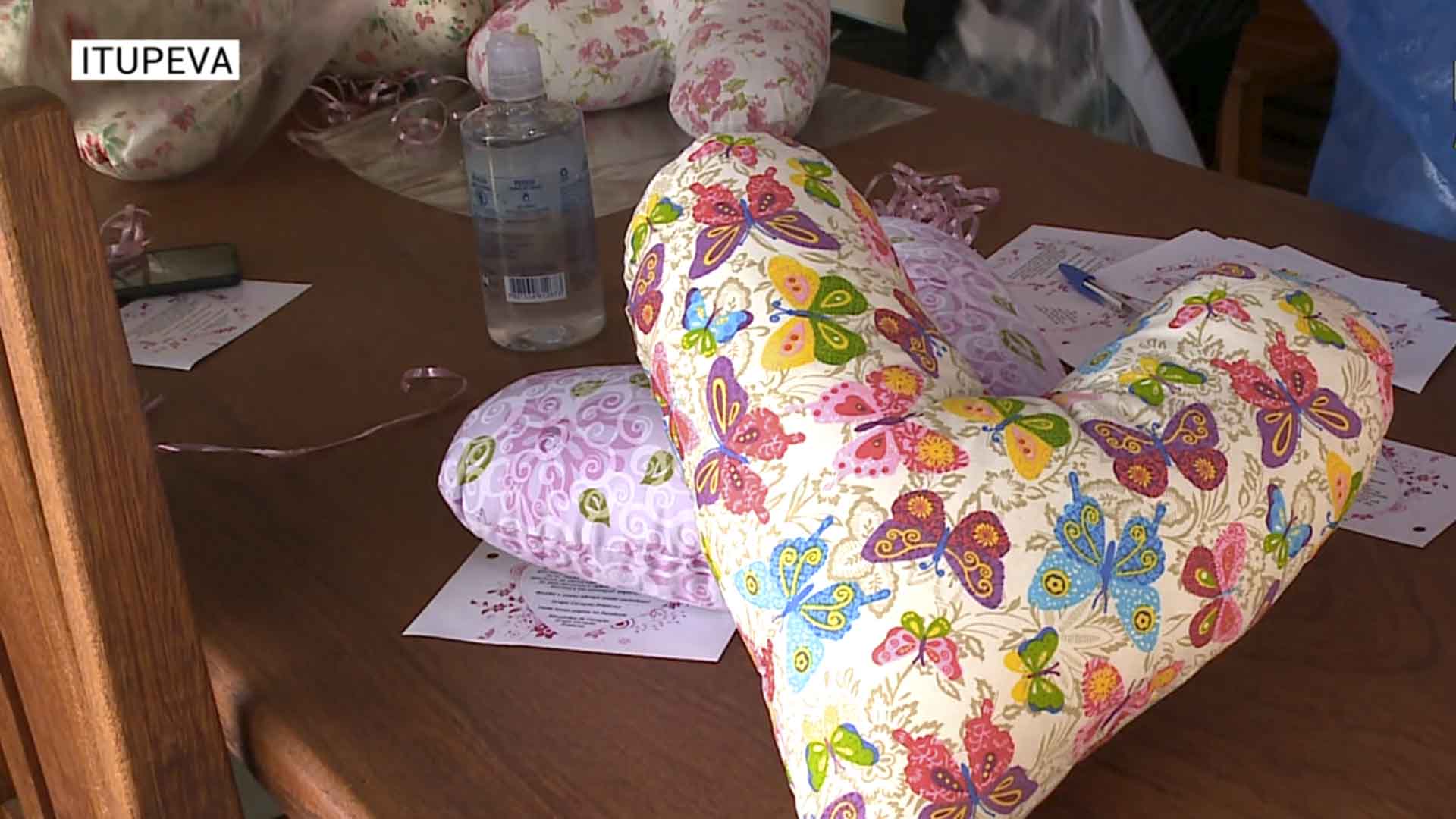 Artesãs de Itupeva doam almofadas para pacientes com câncer de mama