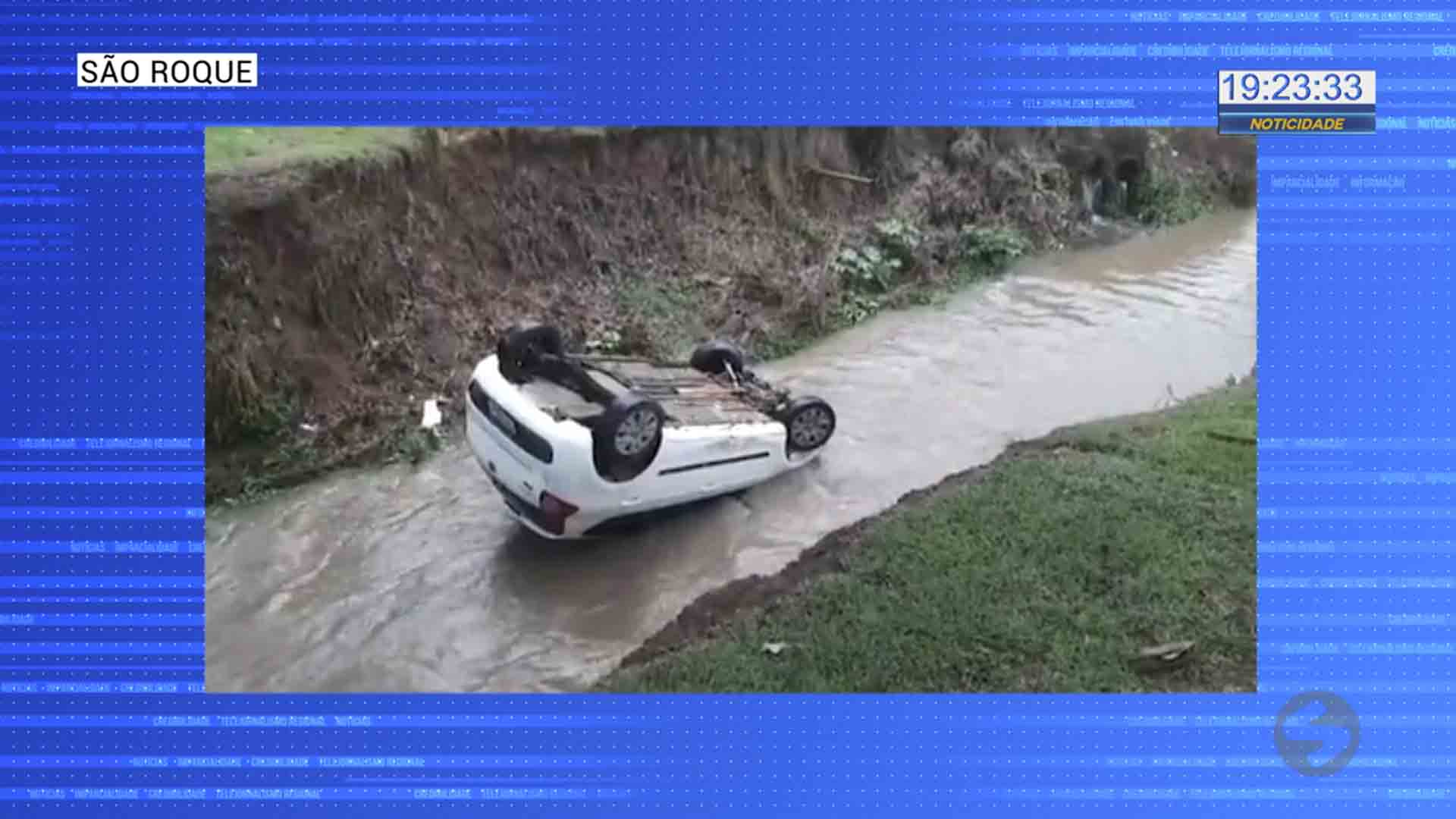 Carro cai em rio em São Roque