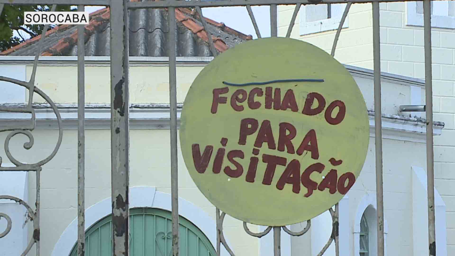 portao cemiterio fechado