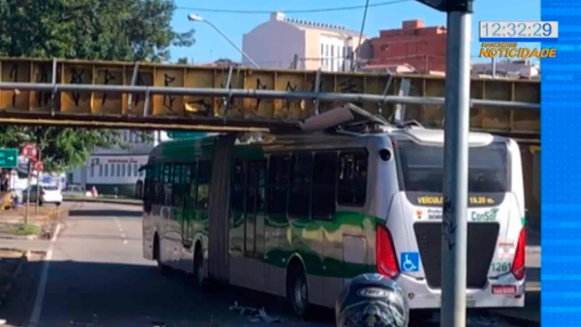 Ônibus entala em pontilhão de Sorocaba