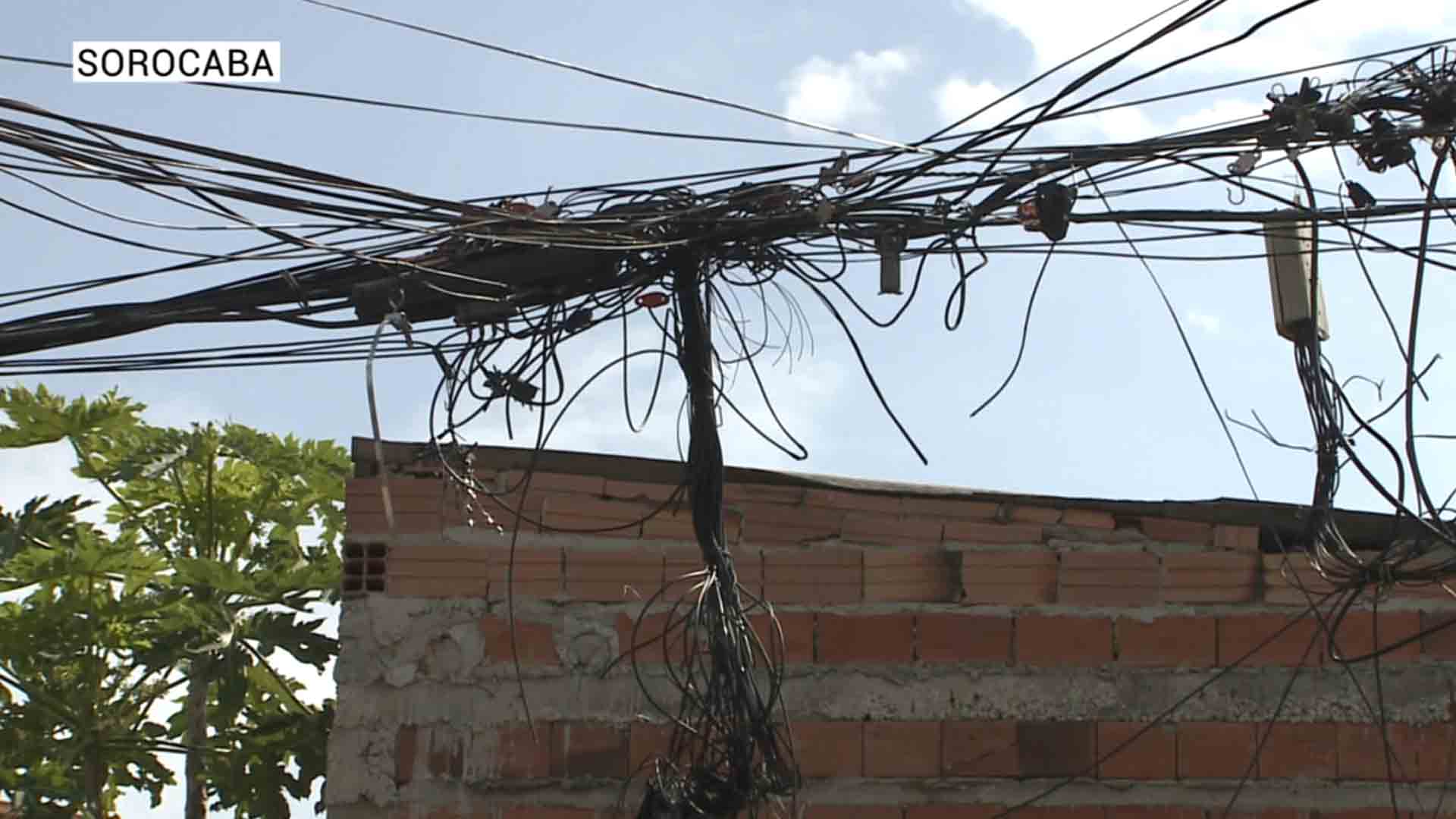 Moradores reclamam de fios soltos em Sorocaba