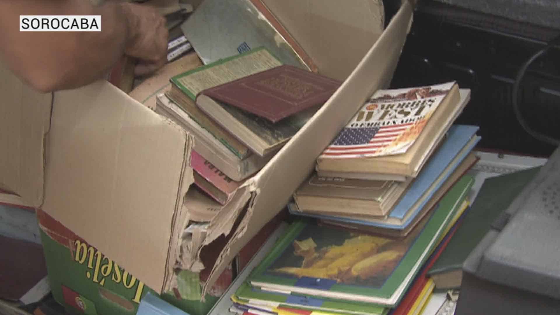 Coletor de recicláveis coleciona livros encontrados nas ruas