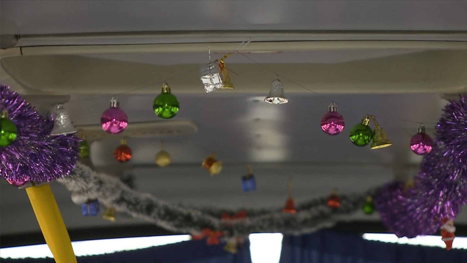 Motorista enfeita ônibus no Natal