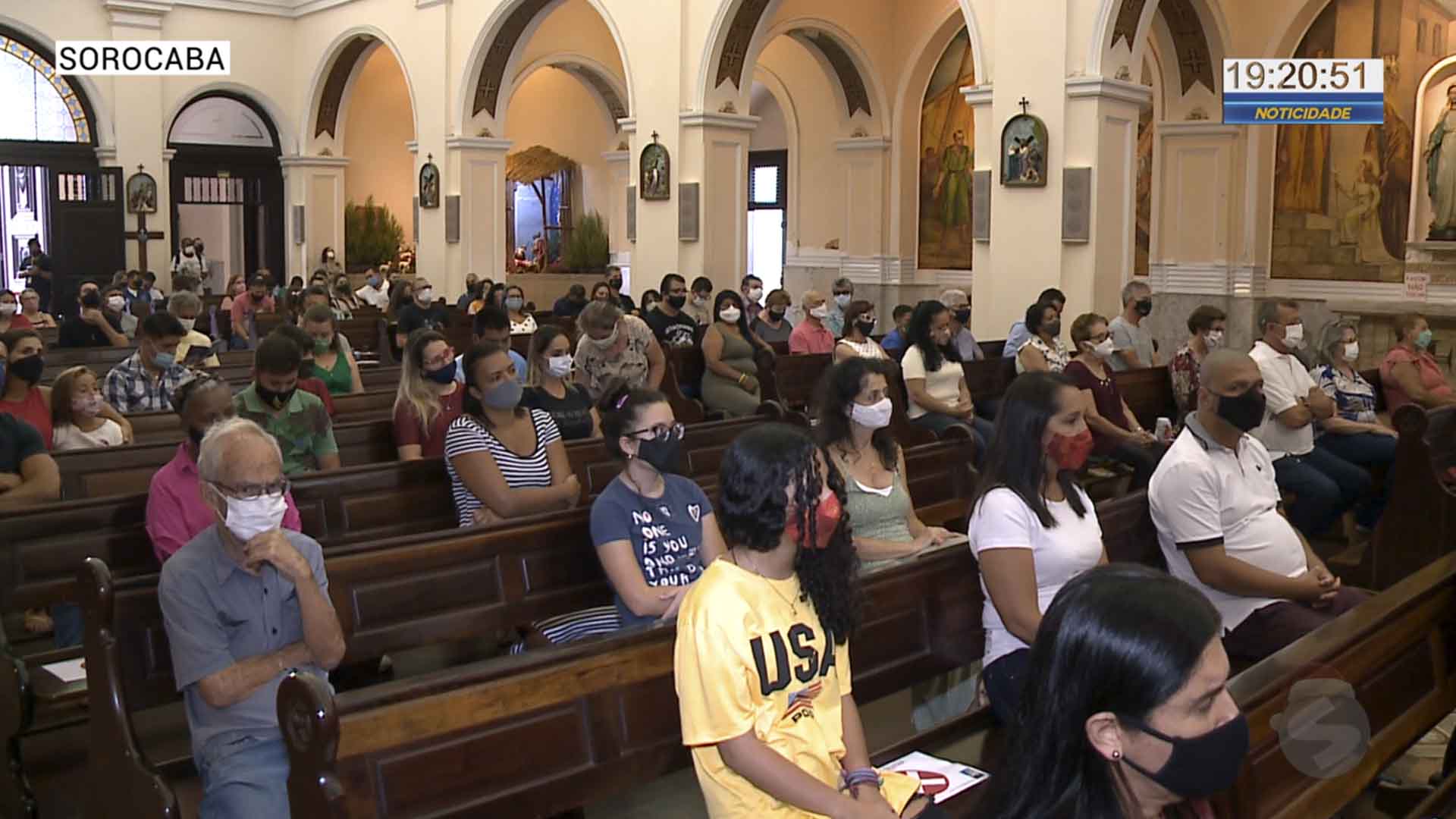 Fiéis celebram o Natal seguindo medidas contra a covid