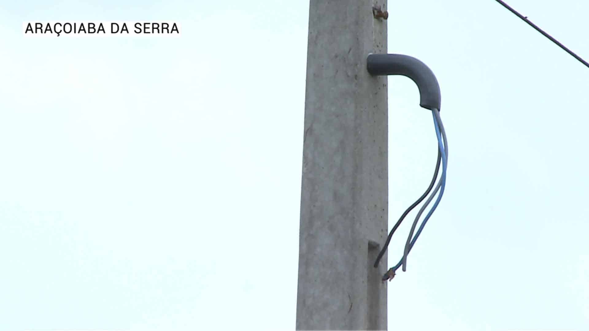 Moradores reclamam de falta de água e luz em Araçoiaba da Serra