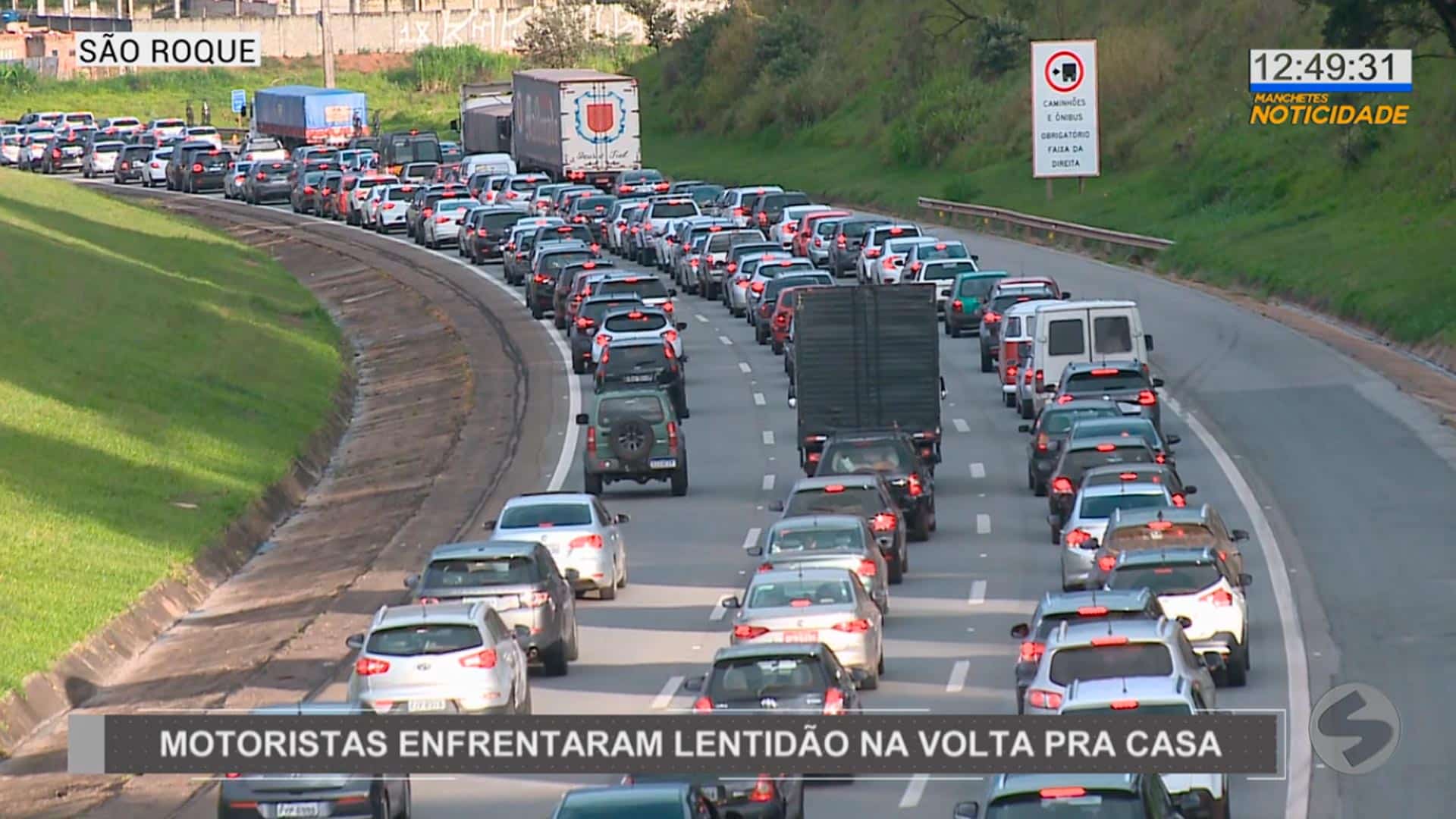 Volta do feriado deixa estradas congestionadas