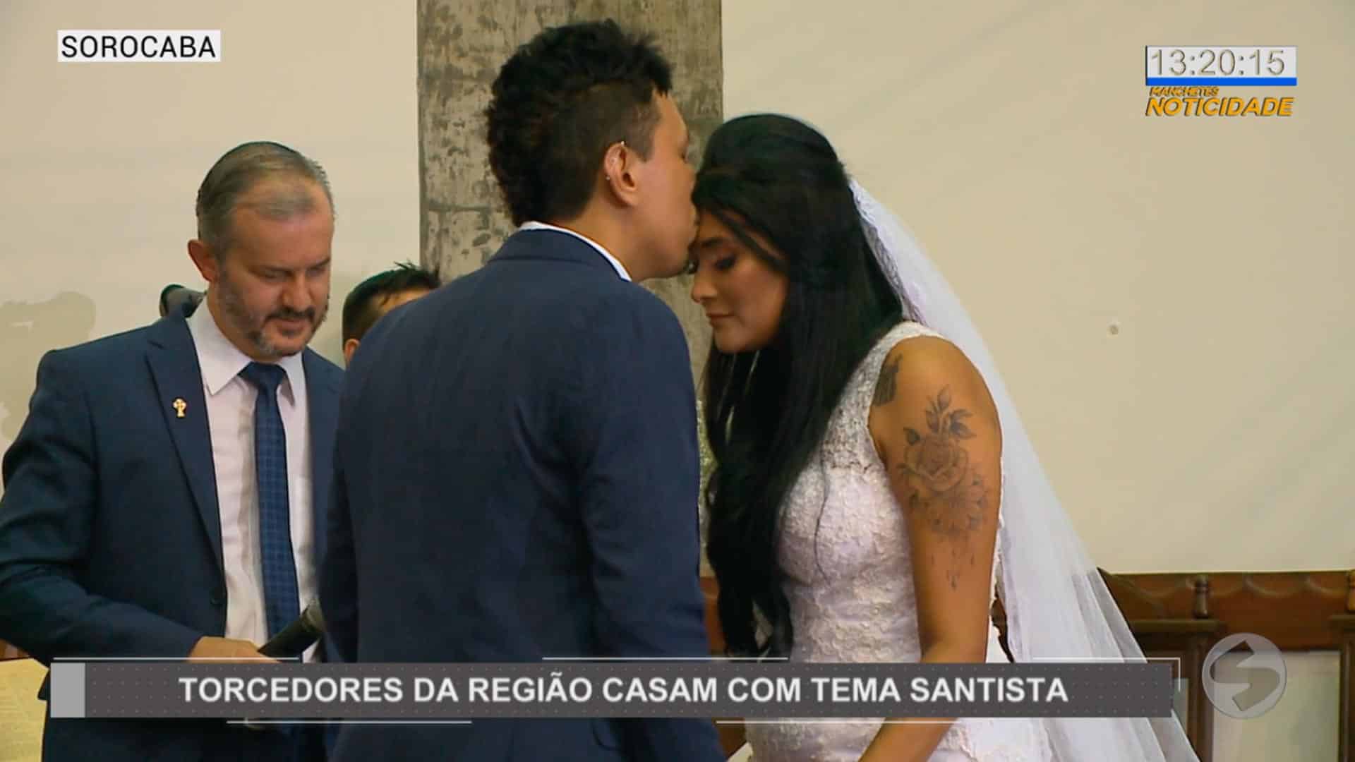 Santistas fazem casamento com tema de clube da baixada