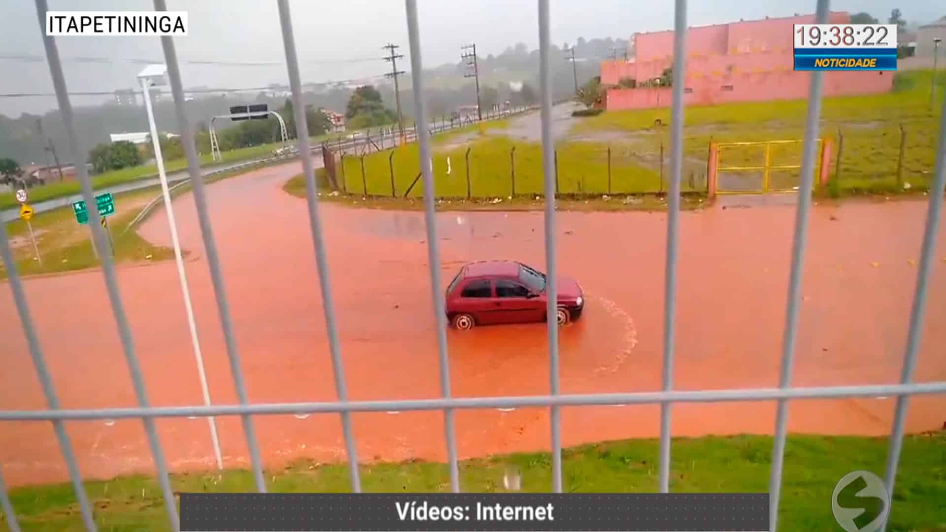 Chuva forte causa alagamentos em Itapetininga