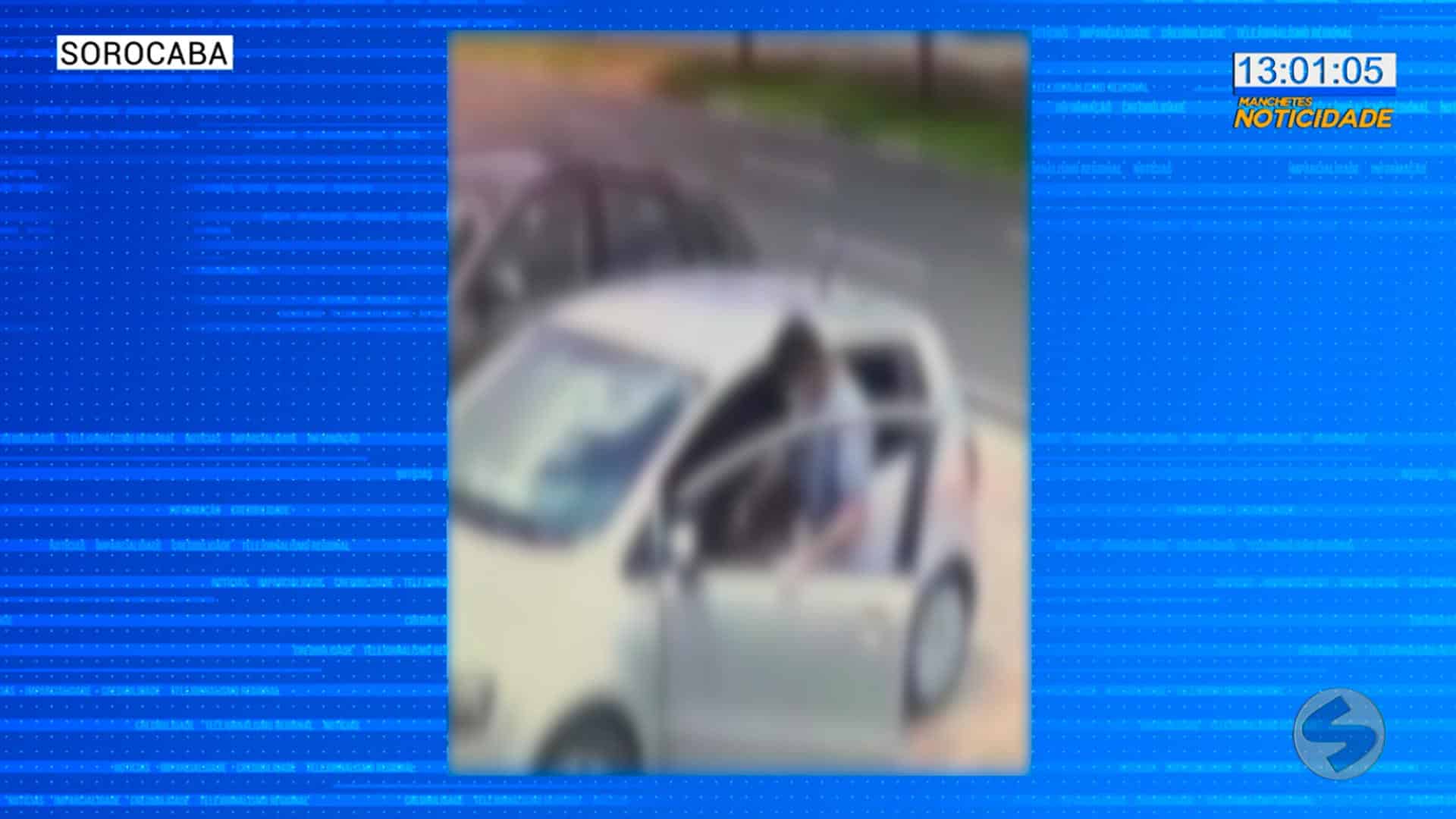 Homem rouba carro onde estava uma mulher e três crianças
