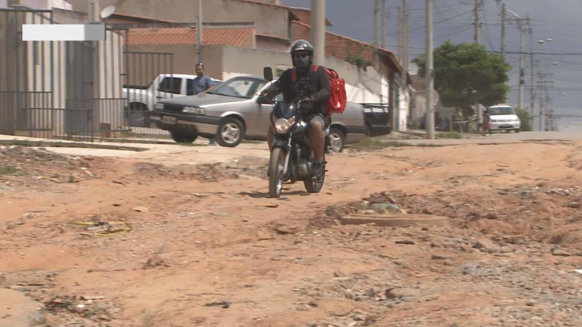 Ruas esburacadas no Parque São Bento em Sorocaba