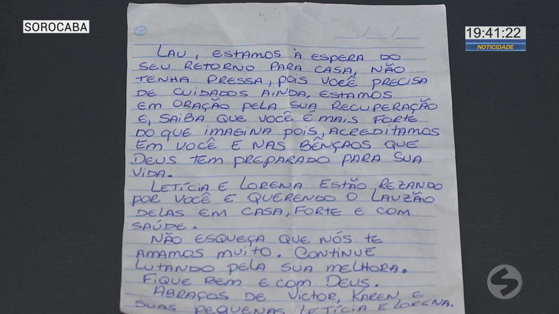 Técnico de enfermagem lê cartas para pacientes com covid