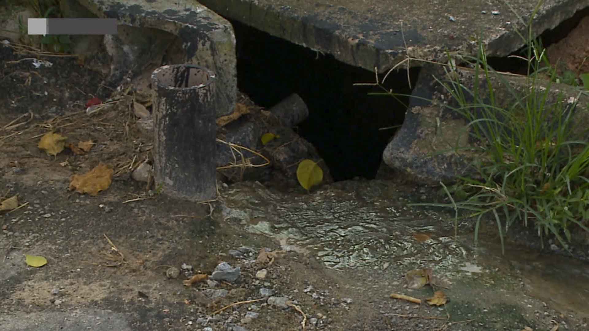 Vazamento de esgoto em rua de São Roque