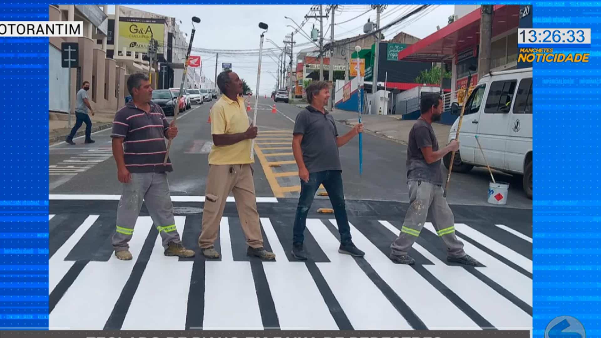 Faixa de pedestre imita piano para trazer educação no trânsito