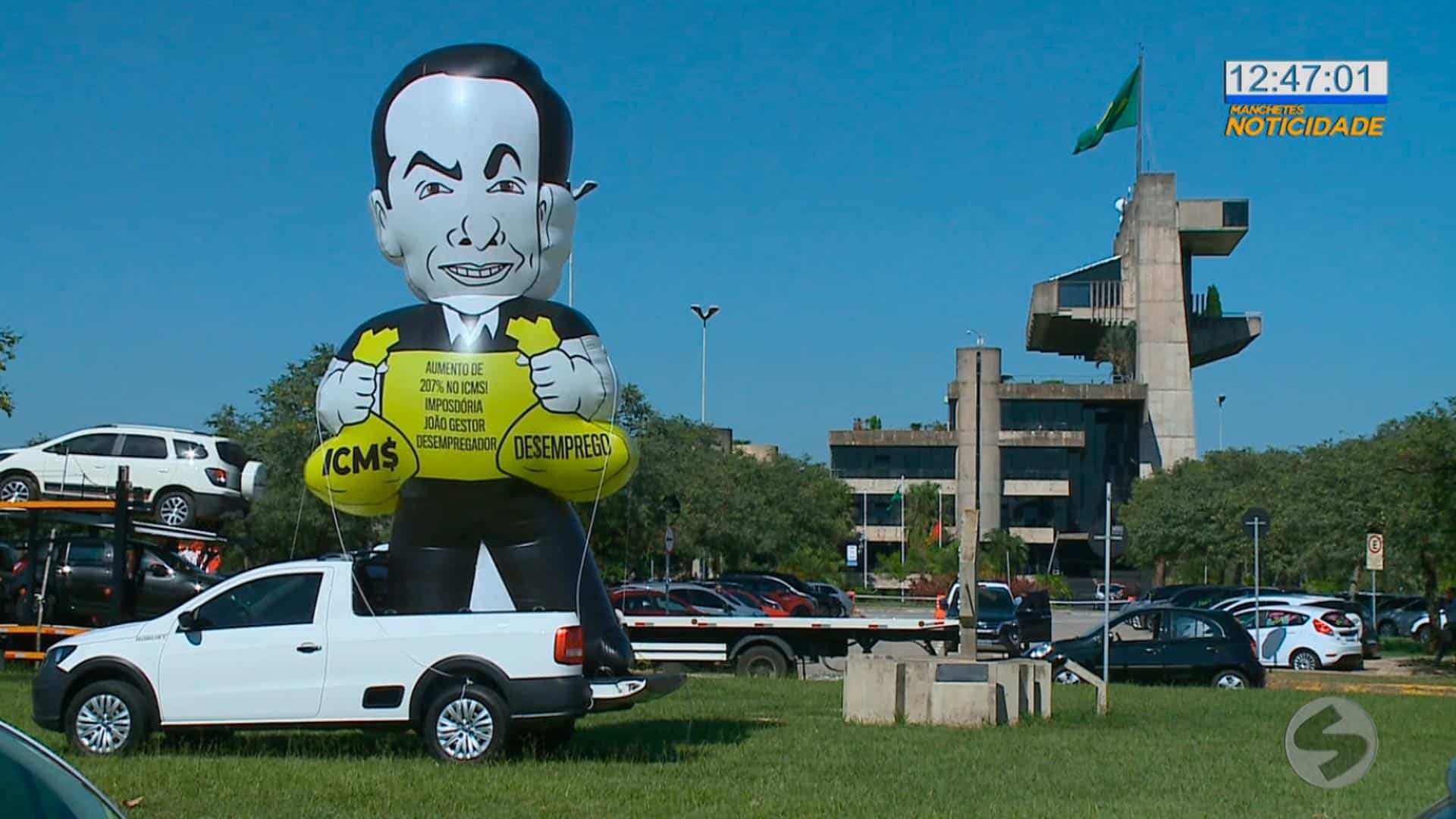 Donos de lojas de carros fazem protesto contra a alta do ICMS