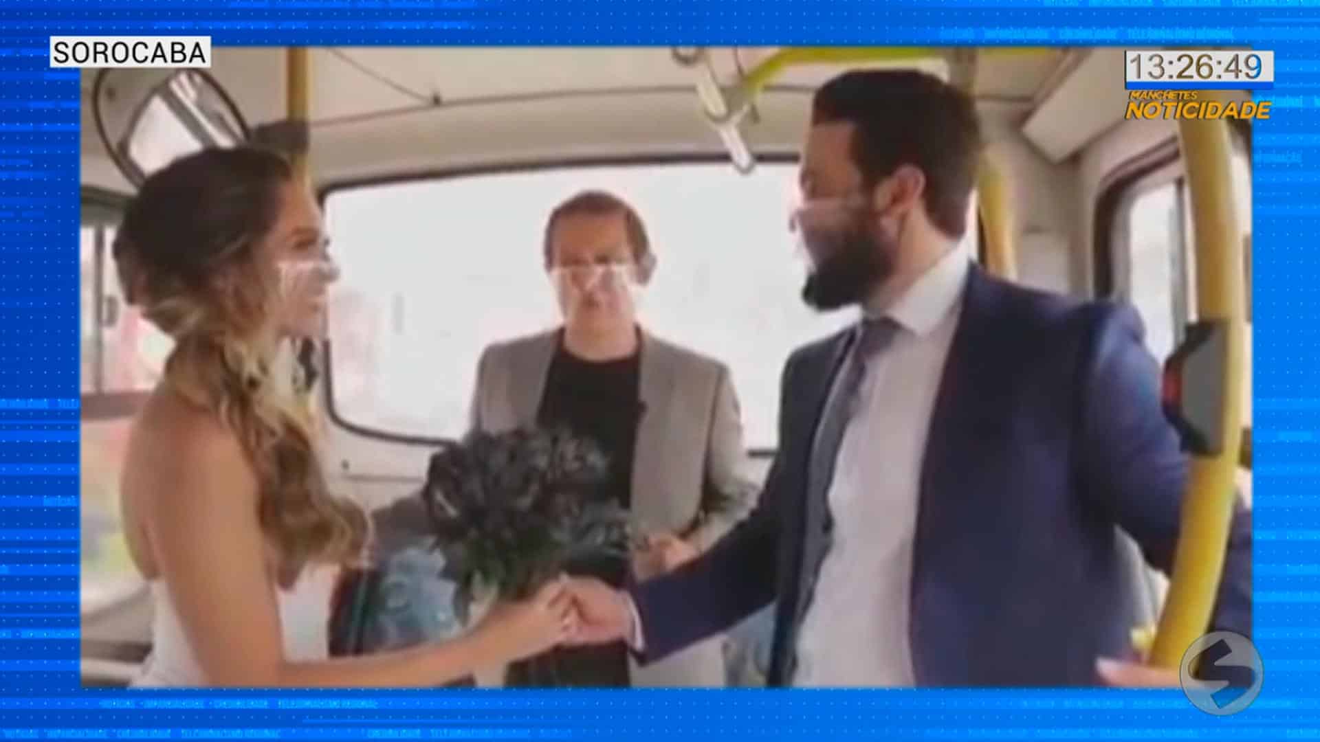 Protesto: grupo simula casamento dentro de ônibus