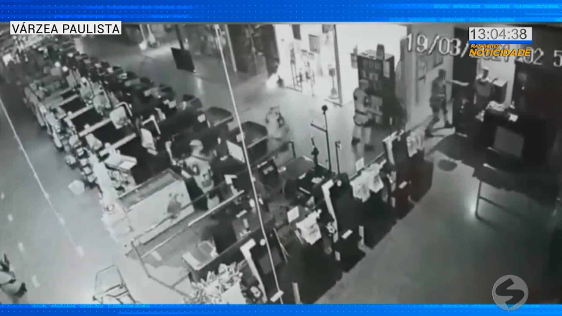 Homens são presos por tentativa de assalto em supermercado