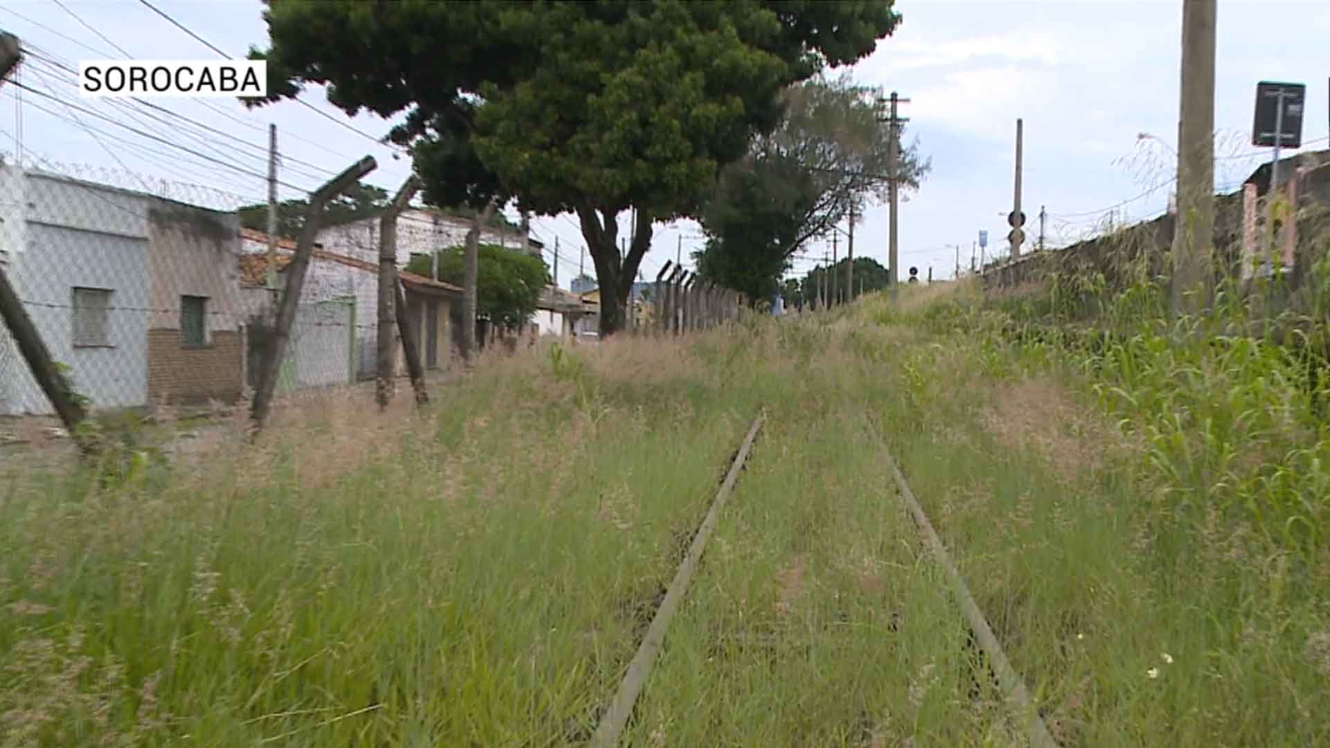 Moradores reclamam de abandono de linha férrea em Sorocaba
