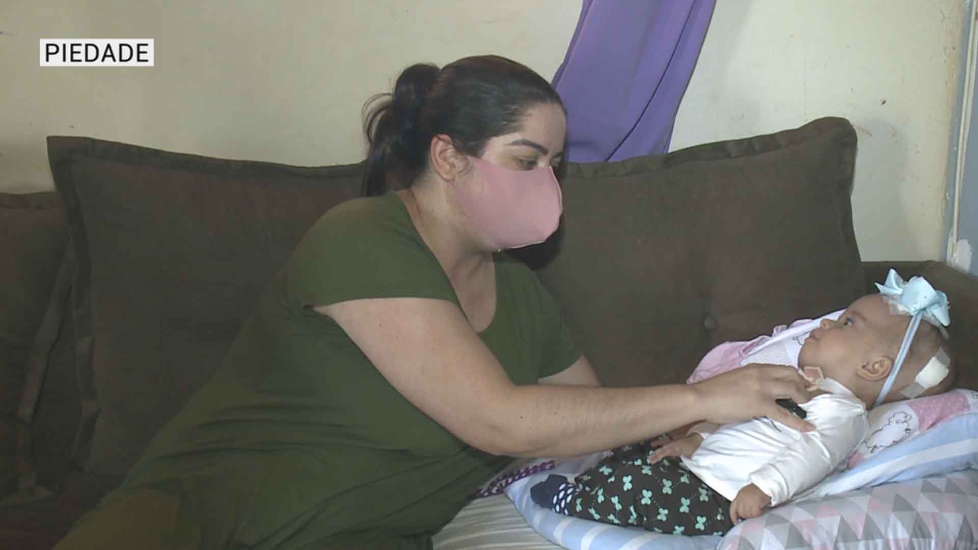 Bebê com hidrocefalia sofre com falta de medicamentos