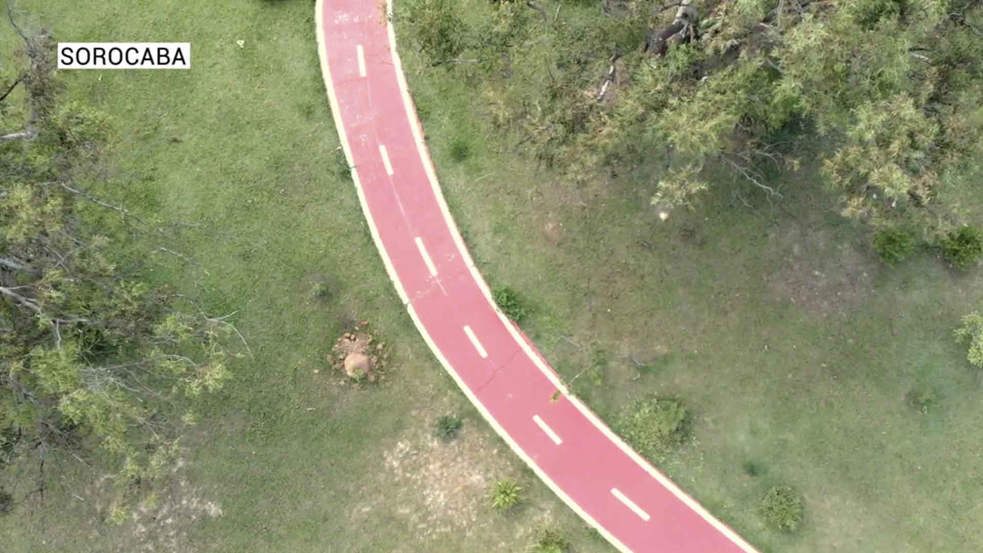 Falta de iluminação na praça Bratslava em Sorocaba