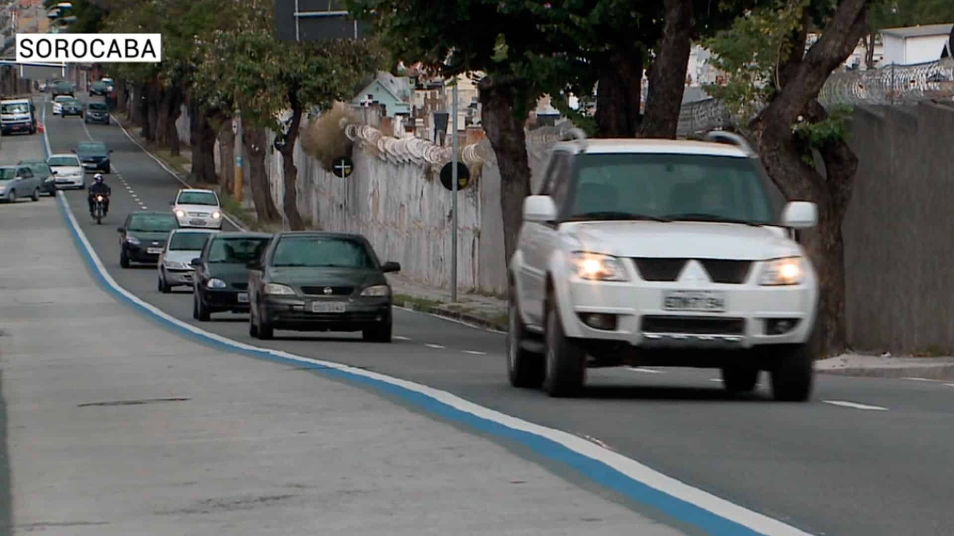 Pedestres têm dificuldade para atravessar rua Hermelino Matarazzo