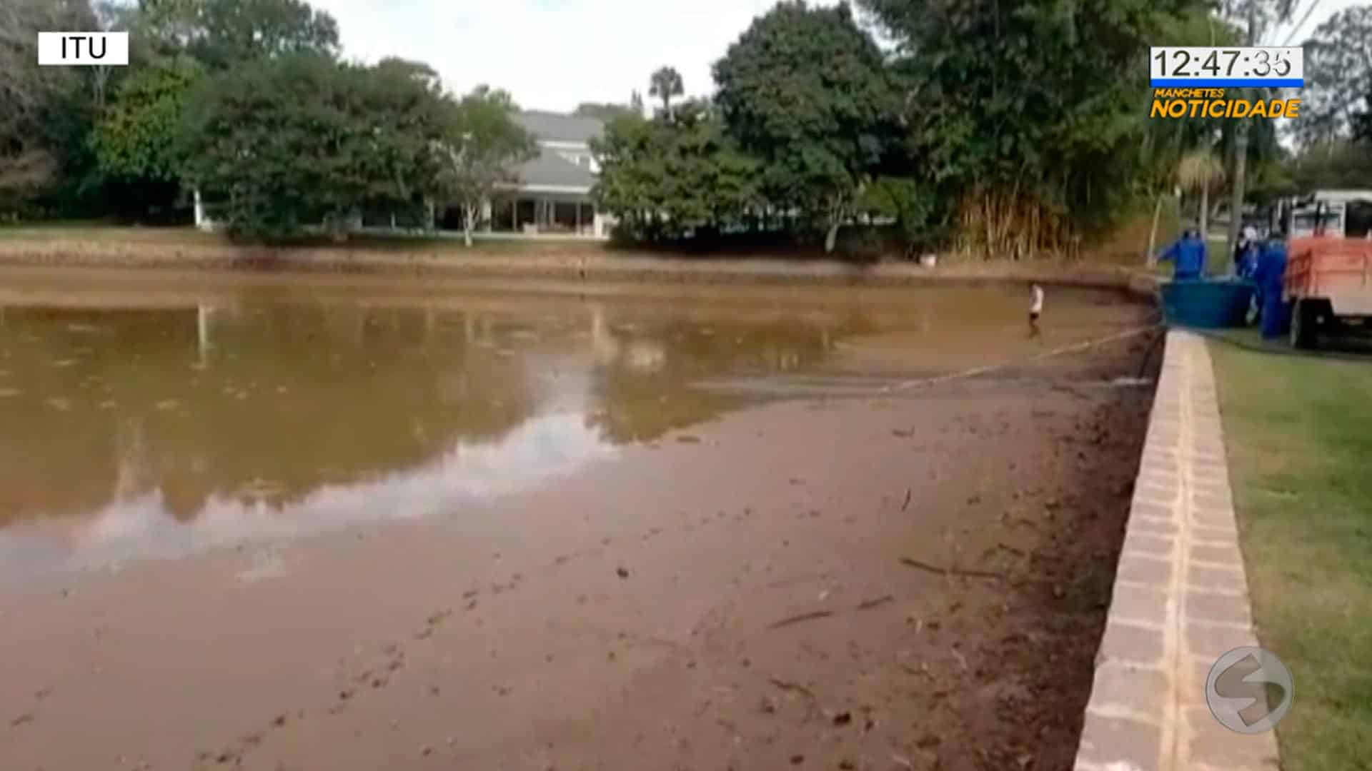 Peixes morrem em condomínio de alto padrão em Itu