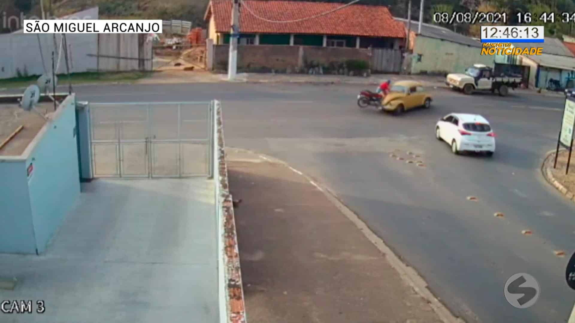 Acidente entre moto e fusca em São Miguel Arcanjo