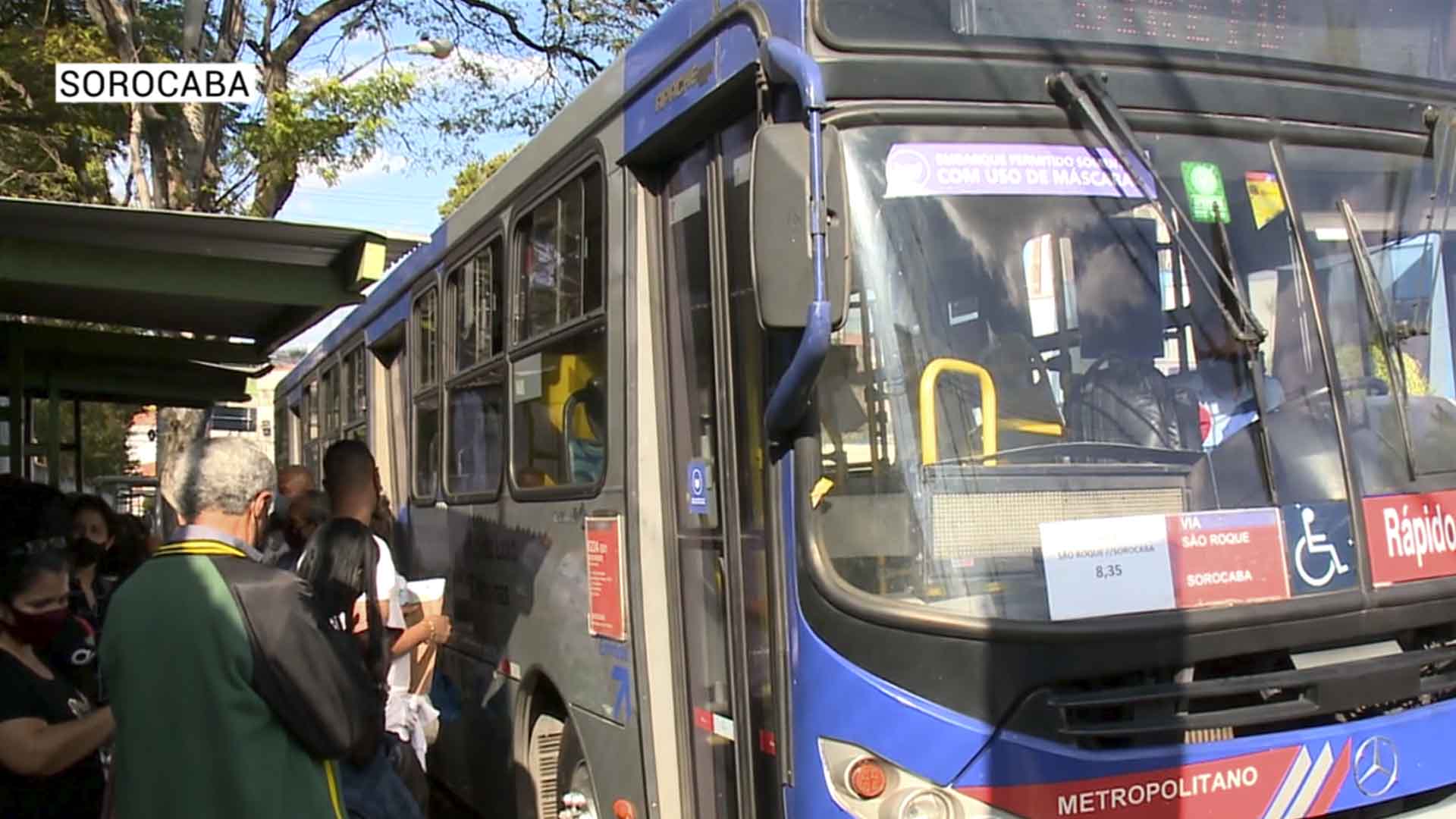 pessoas entrando no onibus