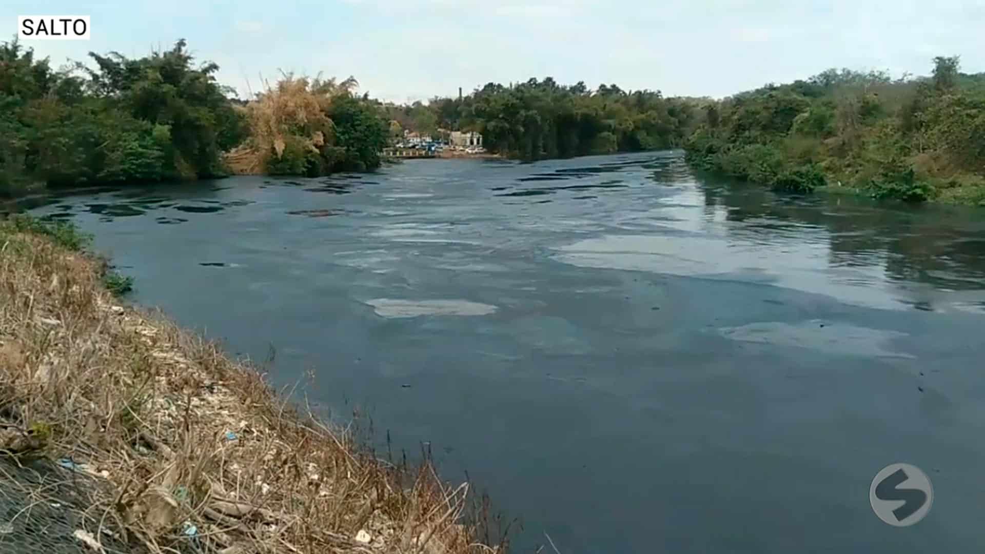 Poluição deixa água do rio Tietê escura em Salto