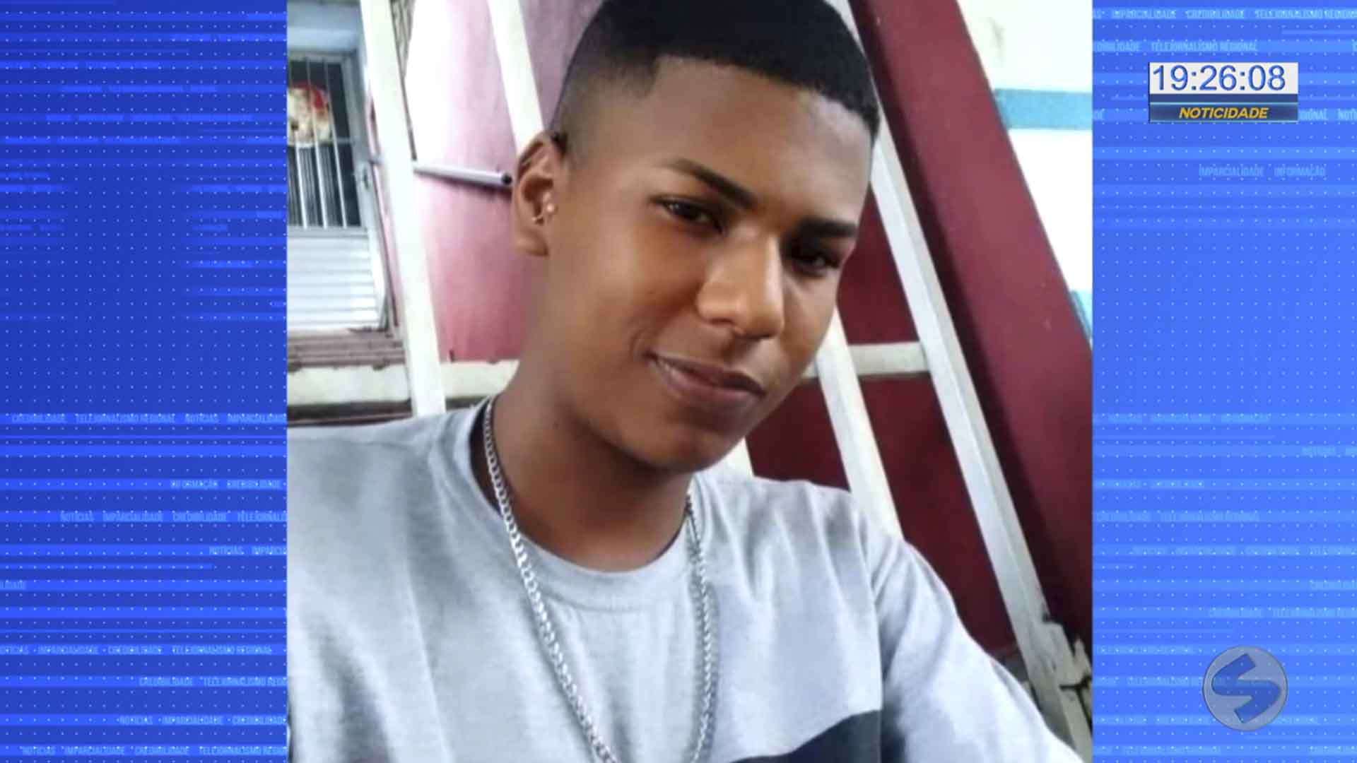 Mãe de adolescente morto depois de ser baleado pede por justiça