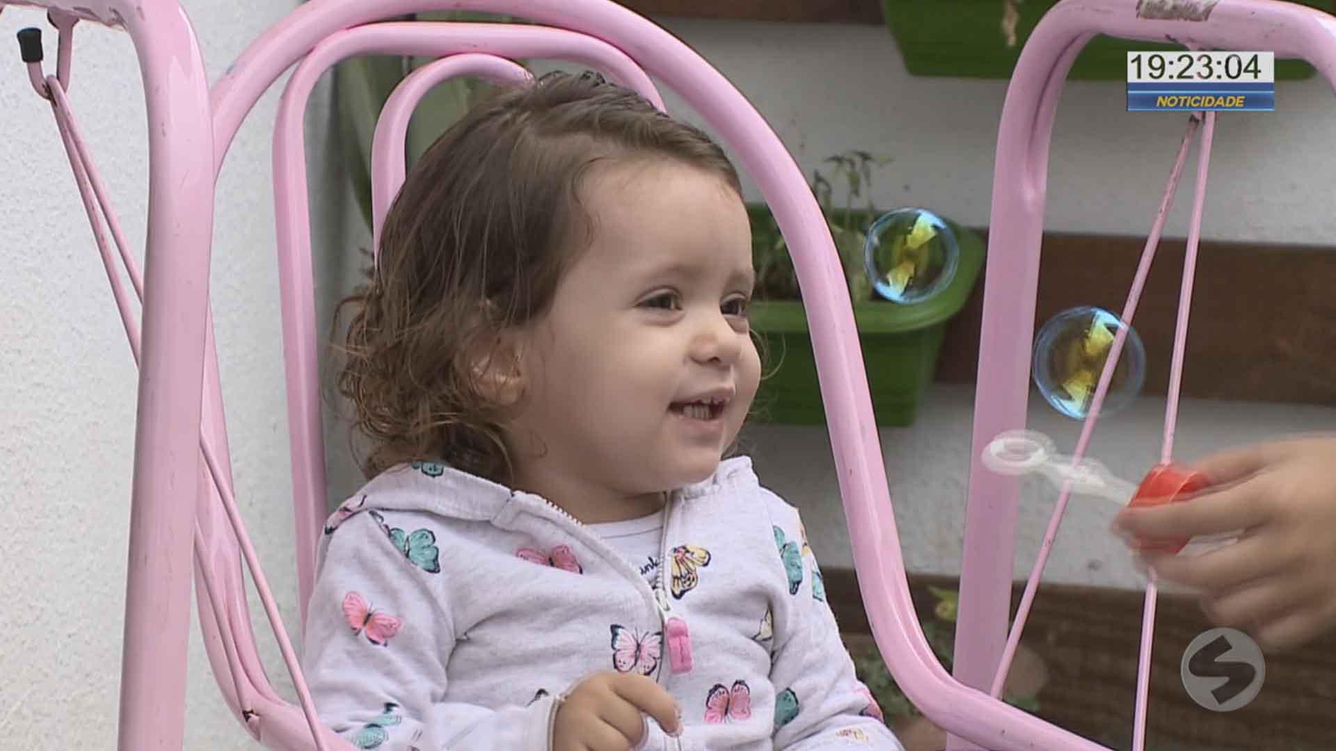 Família luta para conseguir remédio milionário para bebê