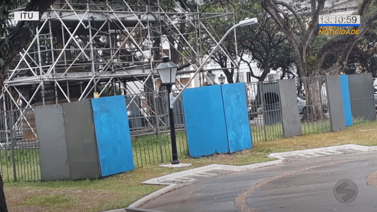 Grafites apagados em praça de Itu causam polêmica