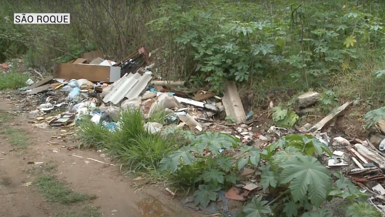 Moradores reclamam de rua abandoada em São Roque