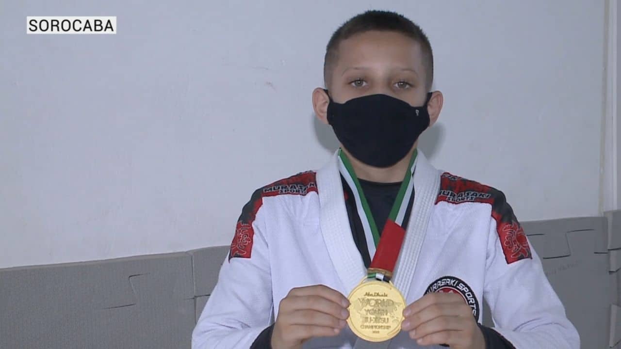 Menino de 11 anos ganha mundial de jiu-jitsu