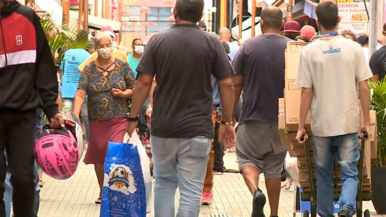 Comércio da cidade fica movimentado na véspera de Natal