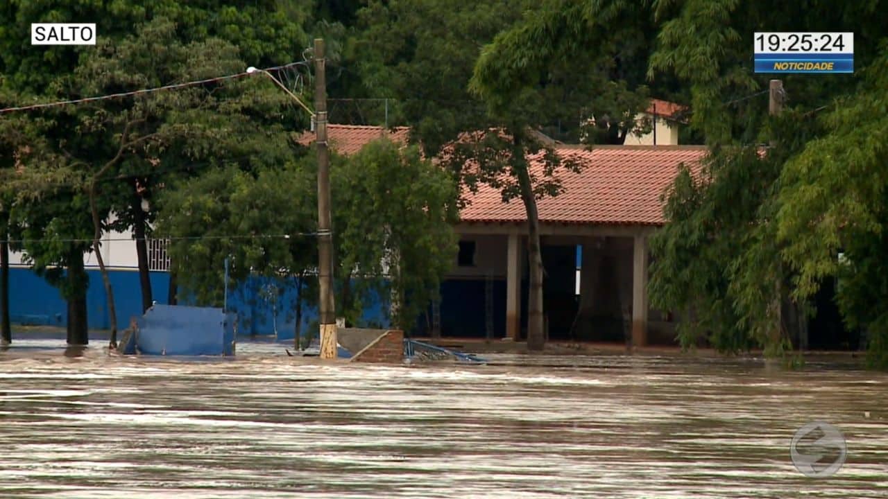 Rio Tietê transborda e causa alagamentos em Salto