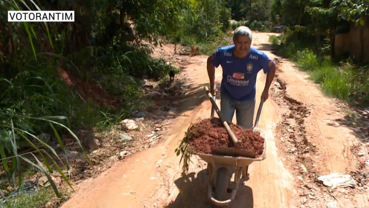 Moradores reclamam de rua esburacada em Votorantim