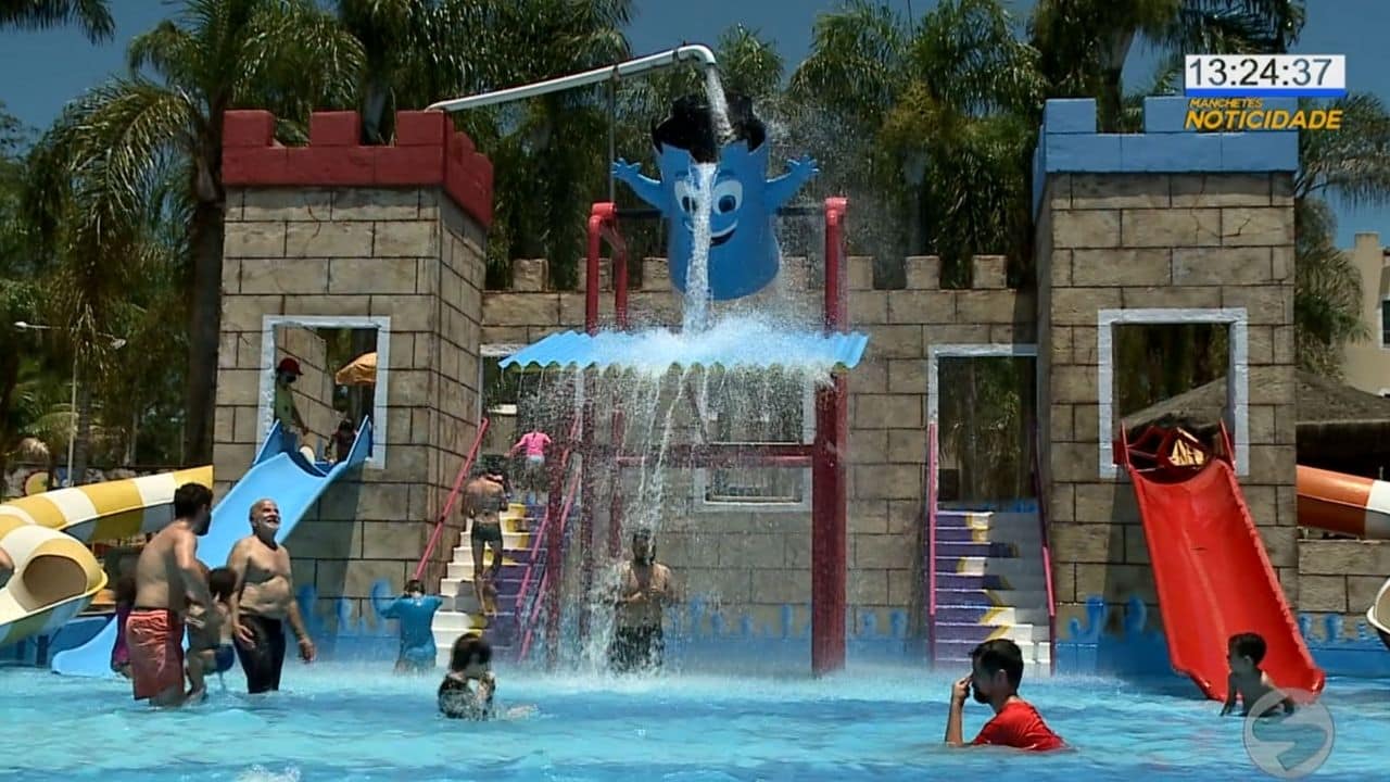 Famílias aproveitam calor em parque aquático