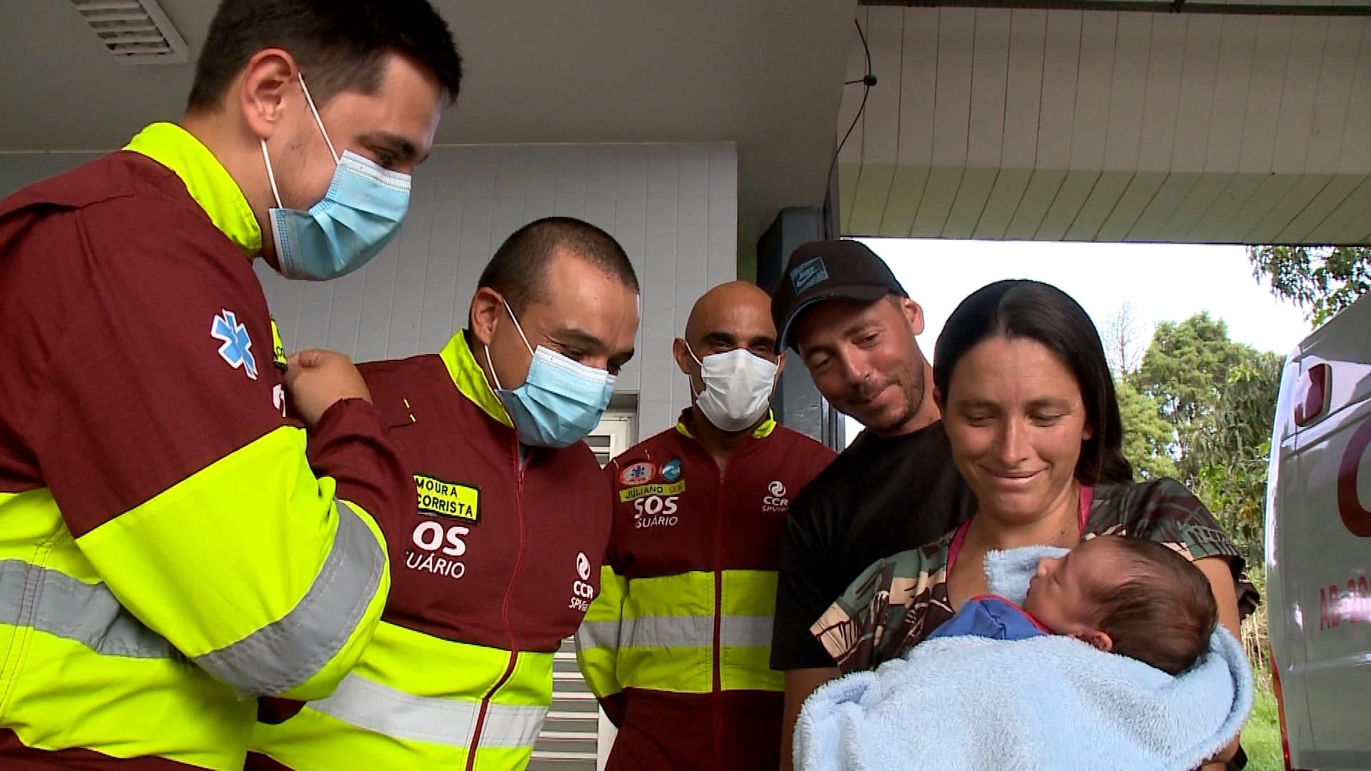 Parto é feito dentro de ambulância em movimento