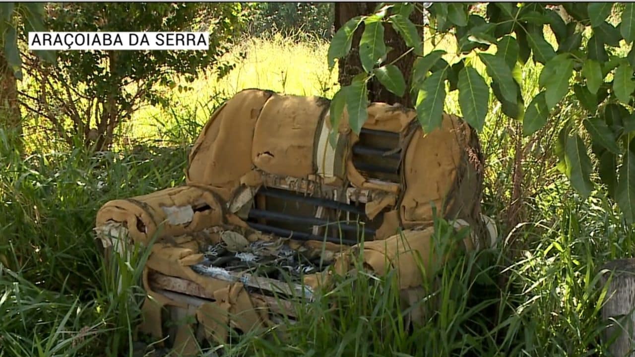 sofa abandonado