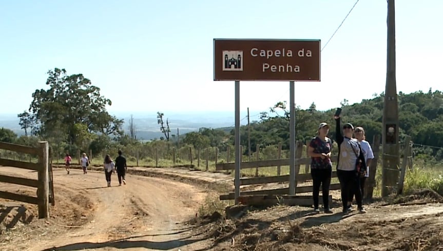 Cerca de 500 pessoas participam da Caminhada da Penha