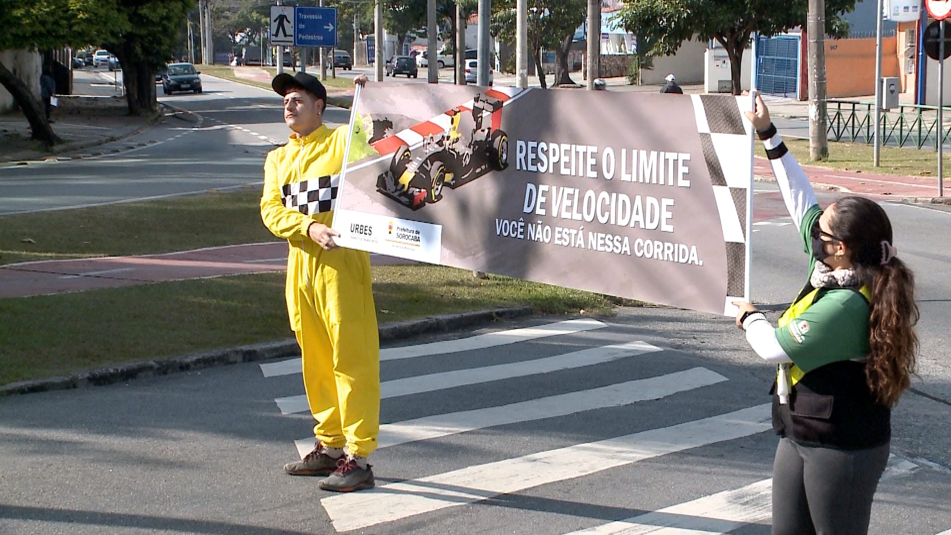 Motoristas recebem orientação sobre trânsito seguro