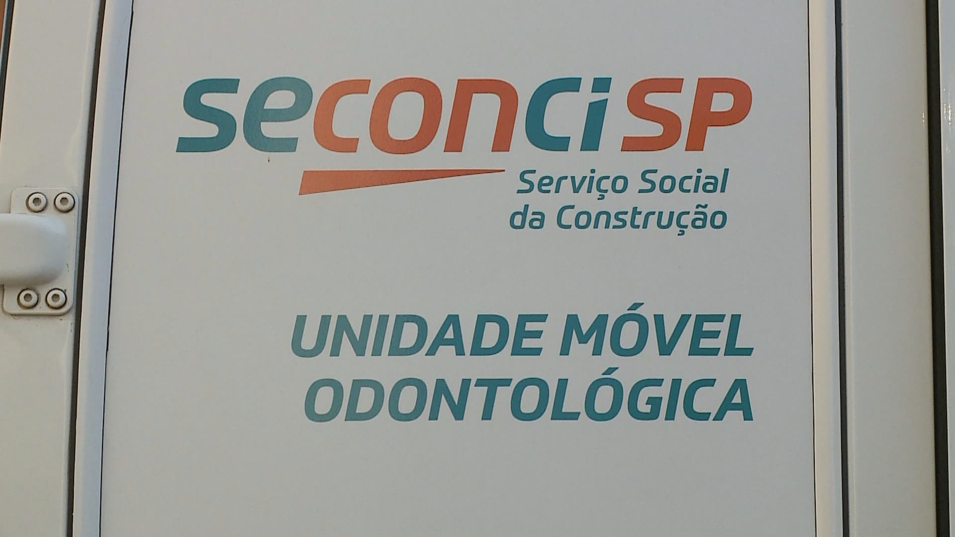 Trabalhadores da construção civil recebem atendimento odontológico