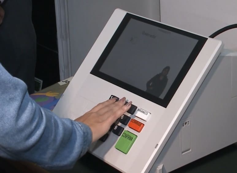 Eleitores têm contato com nova versão da urna eletrônica em Sorocaba