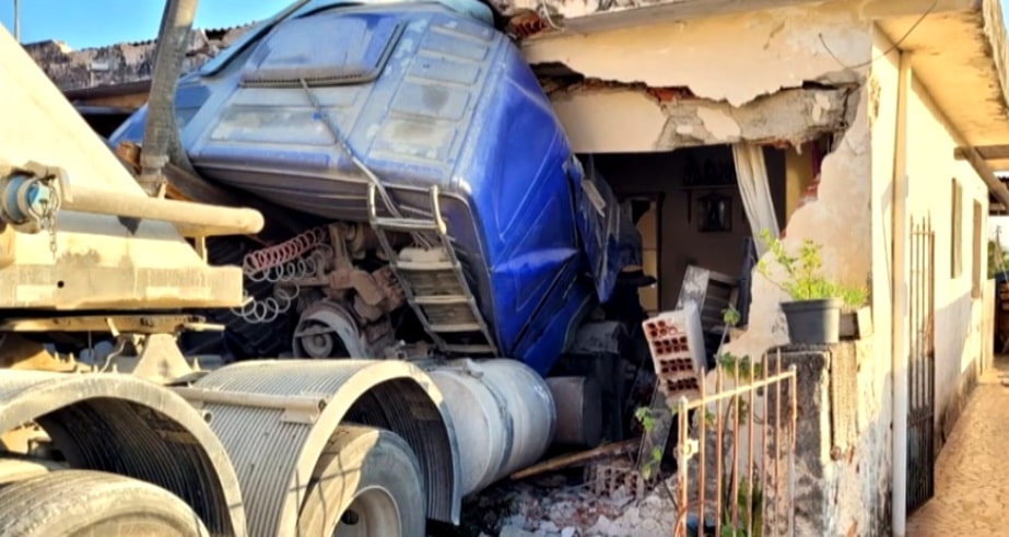 Carreta invade casa e fere idosa de 86 anos em Votorantim