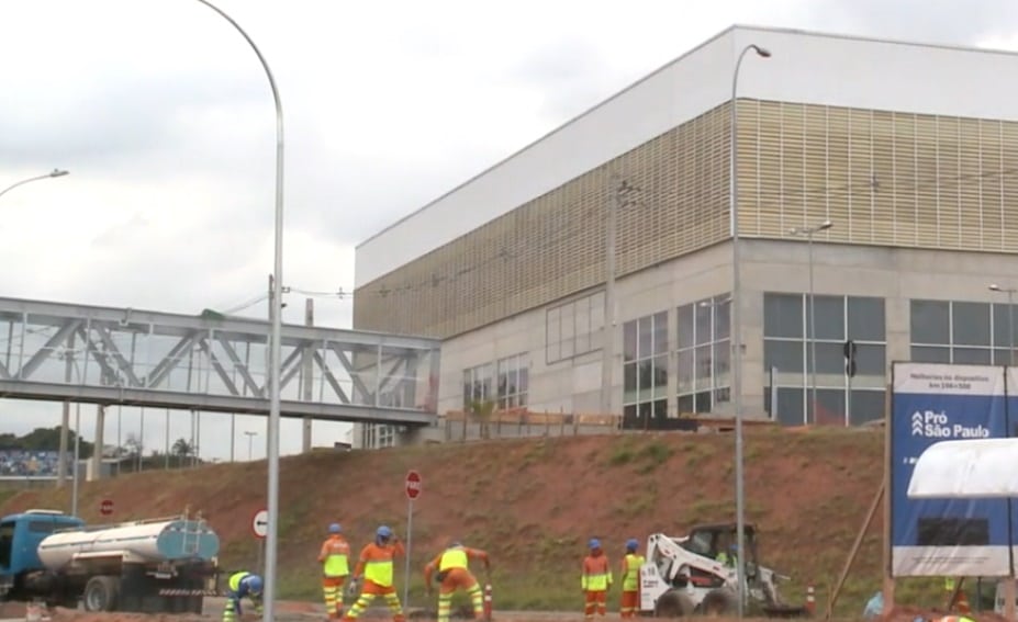 Passarela próxima ao hospital Adib Jatene começa a ser instalada