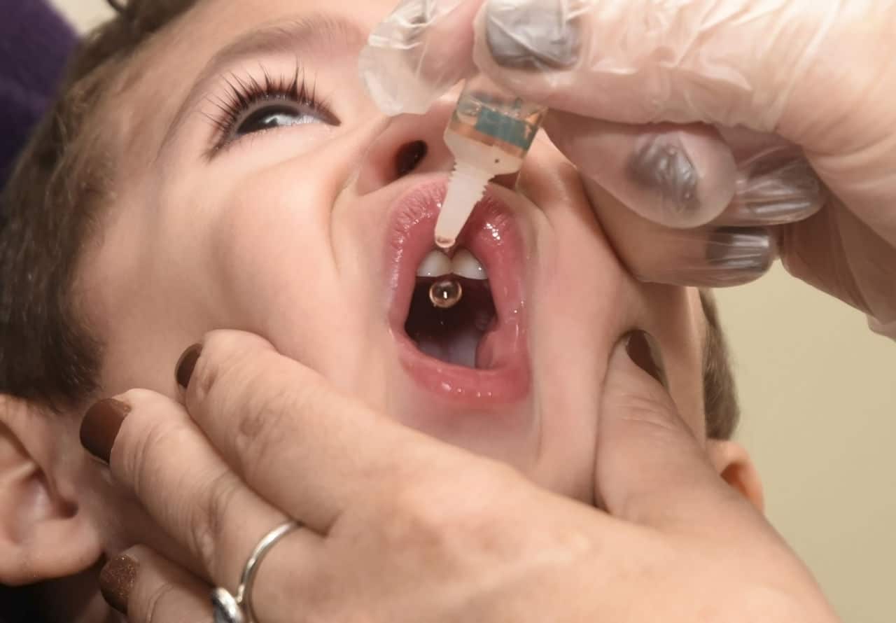 Jundiaí começa vacinação contra poliomielite em escolas