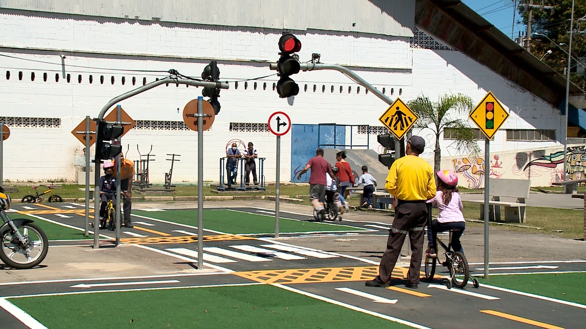 Estudantes aprendem noções de trânsito em miniatura de cidade em Mairinque